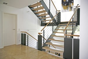 Stahlwangen-Podest-Treppe mit Holzstufen und Edelstahl-Geländer