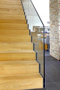 Faltwerk-Treppe mit Ganzglas-Gländer 1