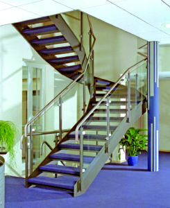 Stahlwangen-Treppe mit Glasgeländer