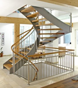 Stahl-Wangen-Treppe mit Holzstufen und Edelstahl-Geländer